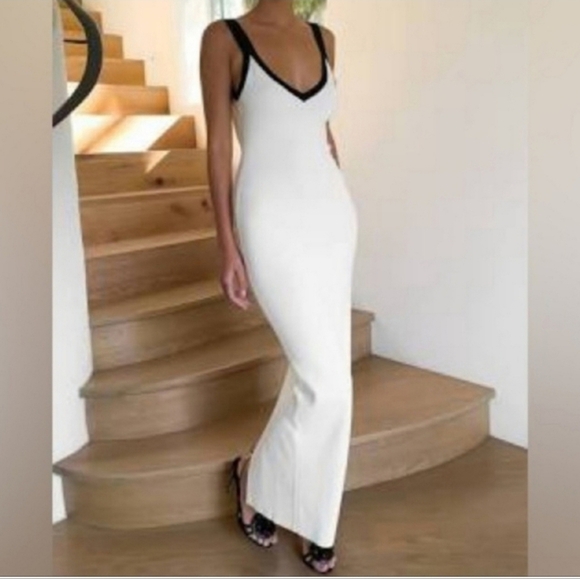 Elegant White and Black Sleeveless Dress - Picture 1 of 4